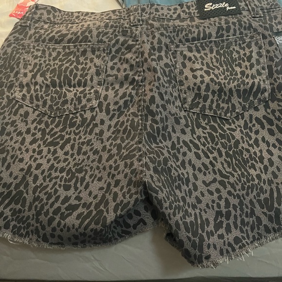 Women’s sizzle jean shorts animal print size 20 - leopard print - Picture 5 of 5